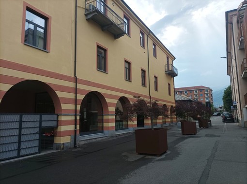 Semina la paura nel municipio di Luserna San Giovanni con un bastone in mano