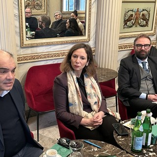 A&amp;T annuncia l’invasione: “Arrivano gli umanoidi”