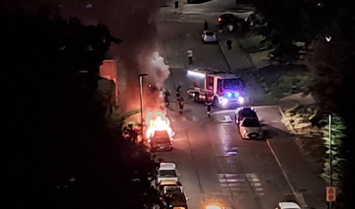 Auto in fiamme in via Saorgio: paura nella notte Auto in fiamme in via Saorgio: paura nella notte