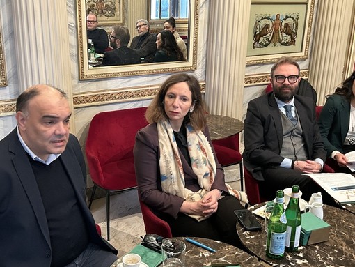 A&amp;T annuncia l’invasione: “Arrivano gli umanoidi”