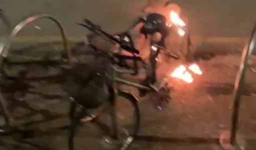 L'incendio ai danni di una bici in via Carmagnola