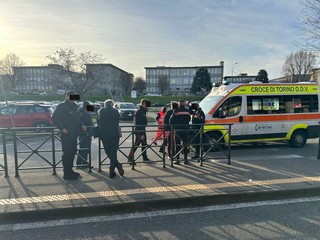 Si accascia alla fermata del bus: intervento salvavita al Lingotto Si accascia alla fermata del bus: intervento salvavita al Lingotto
