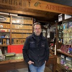 L’Antica Coltelleria Broard di via del Pino chiude: “Ho abbassato la serranda a Natale e non la rialzo più”