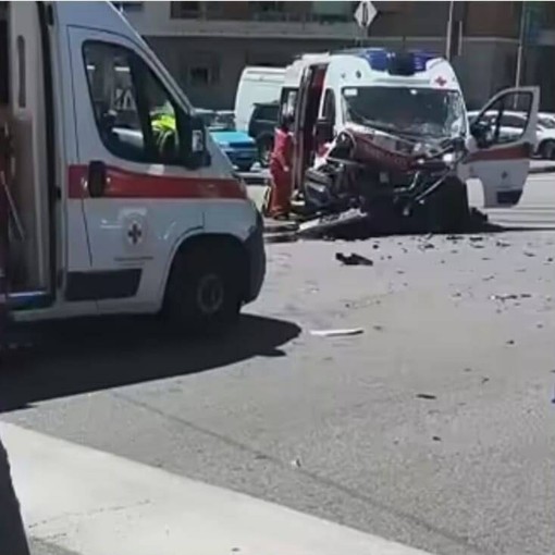 L'incidente all'incrocio tra i corsi Novara e Palermo L'incidente all'incrocio tra i corsi Novara e Palermo
