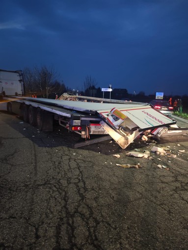 Quarti e mezzene di mucche su strada: traffico in tilt in via Saluzzo a Osasco