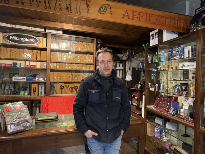 L’Antica Coltelleria Broard di via del Pino chiude: “Ho abbassato la serranda a Natale e non la rialzo più”