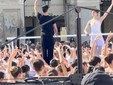 Roberto Bolle in azione in piazza San Carlo