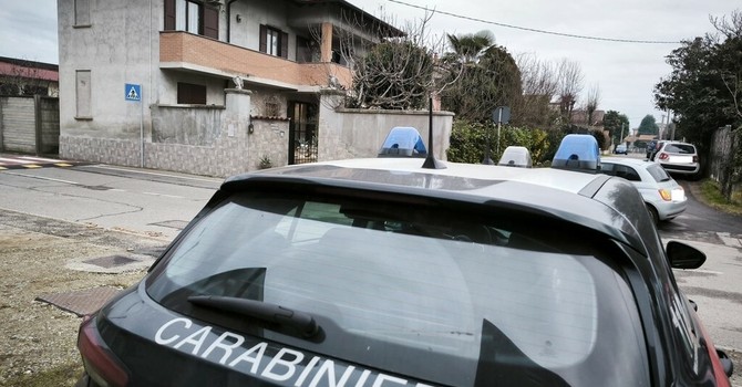 I carabinieri davanti alla casa di via Montello