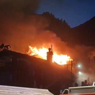 Una casa va in fiamme nel capoluogo di Usseaux