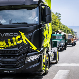 La sfilata dei mezzi Iveco nel centro di Torino per i 50 anni del Gruppo