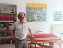 Il pastore Ruggero Marchetti vicino al quadro del Seminatore di Van Gogh
