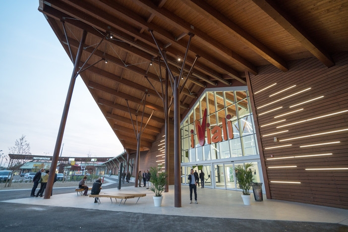 L'ingresso del centro commerciale 'visitato' dai ladri