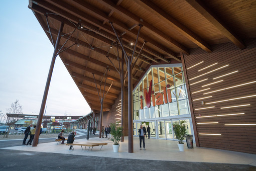 L'ingresso del centro commerciale 'visitato' dai ladri