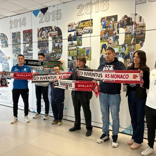 Una donazione per l’inclusione: sciarpe e pettorine alla squadra degli Insuperabili