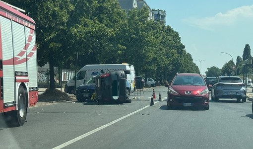 Auto si ribalta all'incrocio tra via Artom e via Pisacane: un ferito al CTO