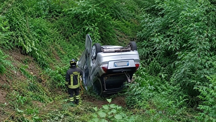 Auto precipita nel prato dopo un volo di diversi metri, 23enne in ospedale Auto precipita nel prato dopo un volo di diversi metri, 23enne in ospedale