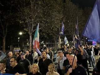 Sfilata da via Trecate tra cori e polemiche