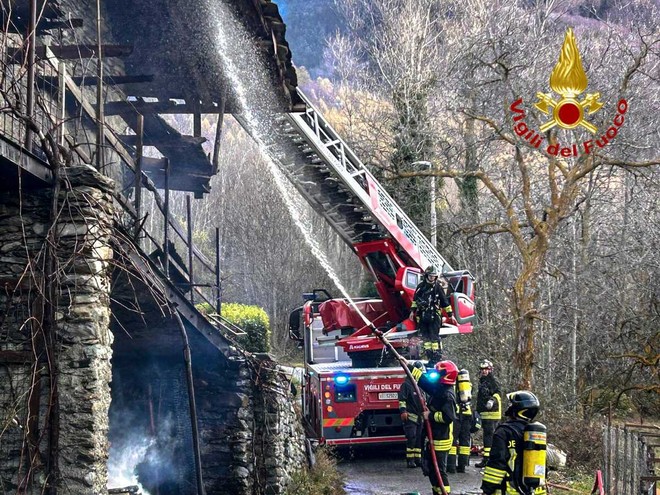 Novalesa, maxi intervento dei Vigili del Fuoco per l’incendio di un’abitazione