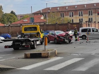 Scontro tra auto all'incrocio in via Monginevro Scontro tra auto all'incrocio in via Monginevro