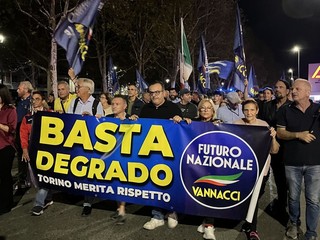 Sfilata da via Trecate tra cori e polemiche