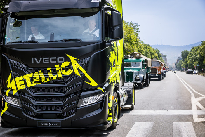 La sfilata dei mezzi Iveco nel centro di Torino per i 50 anni del Gruppo
