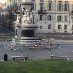 Notte di movida in piazza Carlina: rifiuti ovunque Notte di movida in piazza Carlina: rifiuti ovunque