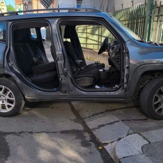 Rubano le portiere e il cofano a una Jeep Renegade