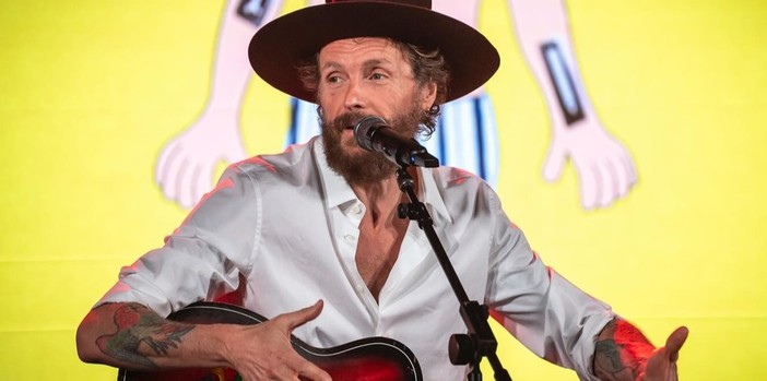 Jovanotti al Salone Libro: "La poesia è come una medicina dell'anima"
