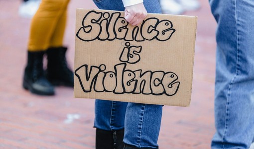 Un anno, quasi 6mila richieste d’aiuto. Il Telefono Rosa racconta la violenza quotidiana