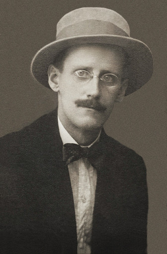 Bloomsday Torino festeggia i suoi cinque anni tra musica, collage e letture dell'Ulisse dalla voce di James Joyce Bloomsday Torino festeggia i suoi cinque anni tra musica, collage e letture dell'Ulisse dalla voce di James Joyce