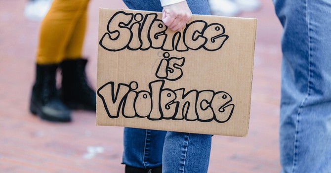 Un anno, quasi 6mila richieste d’aiuto. Il Telefono Rosa racconta la violenza quotidiana