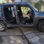 Rubano le portiere e il cofano a una Jeep Renegade