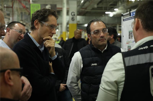 John Elkann e Antonio Filosa presso lo stabilimento di Sterling Heights negli Stati Uniti
