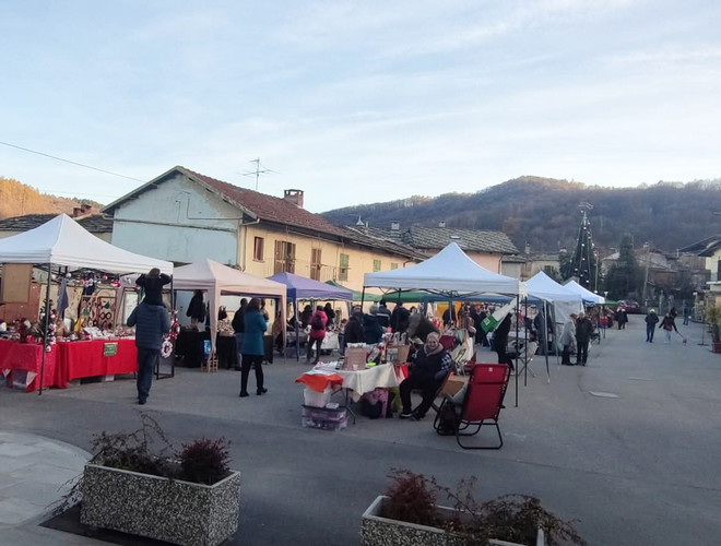 Un concerto per la scuola e il raduno dei Taboj ai mercatini di Natale di Lusernetta Un concerto per la scuola e il raduno dei Taboj ai mercatini di Natale di Lusernetta
