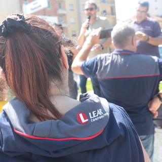 La vertenza Lear non va in ferie, i lavoratori in presidio davanti alla Regione