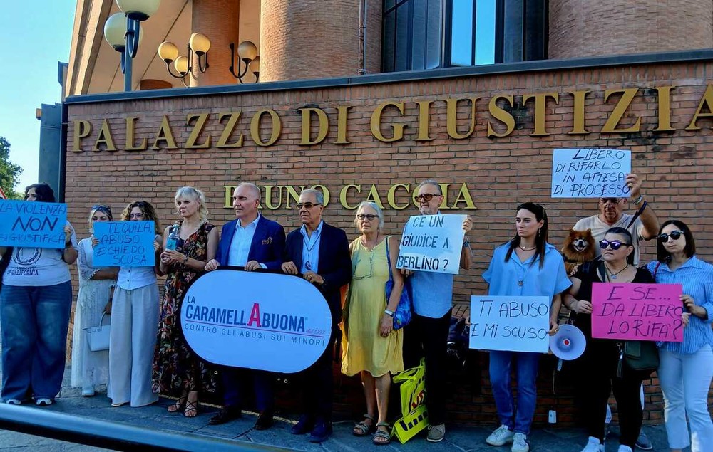 Aggressione a una 13enne, La Caramella Buona manifesta davanti al Tribunale