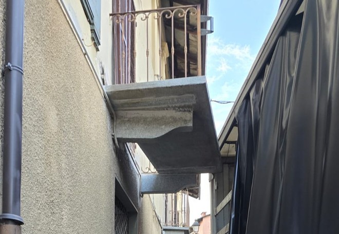 Il camion contro il balcone