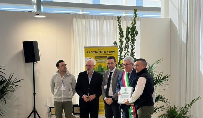 Il sindaco di Chivasso ritira a Milano il Premio nazionale “La Città per il Verde”