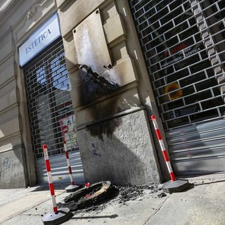 La lapida danneggiata dall'incendio