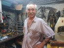 Pino Costa nella sua fucina a Lantaret