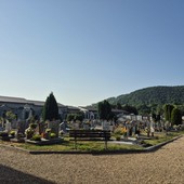 Dai fiori rubati ai bivacchi nelle tombe: il cimitero di Luserna San Giovanni sotto osservazione Dai fiori rubati ai bivacchi nelle tombe: il cimitero di Luserna San Giovanni sotto osservazione