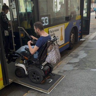 Bus 33, la fermata di via Asiago sotto accusa: "Accesso complicato ai bus per i disabili"