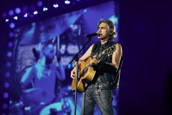 Ligabue celebra "Certe Notti" a Torino: sul palco dell'Allianz Stadium con il figlio Lenny Ligabue celebra "Certe Notti" a Torino: sul palco dell'Allianz Stadium con il figlio Lenny