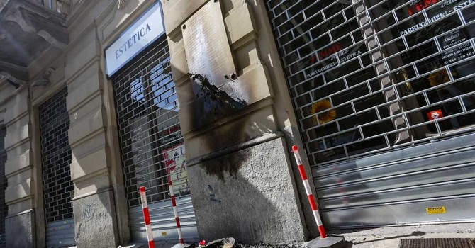 La lapida danneggiata dall'incendio