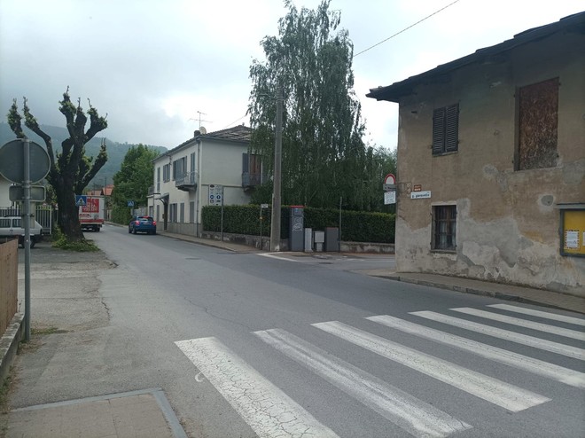 Tamponamenti e attraversamenti a rischio: alcuni genitori chiedono più sicurezza per la scuola media