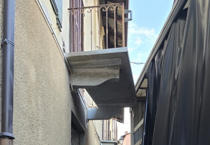 Il camion contro il balcone Il camion contro il balcone