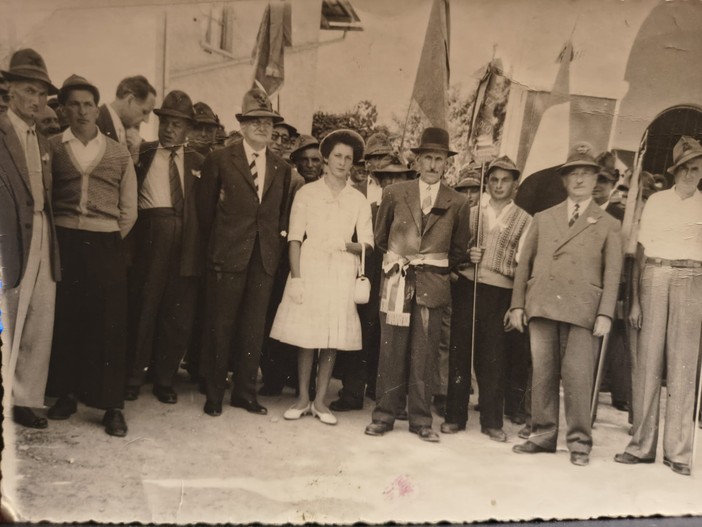 Una delle prime foto degli alpini, con Domenico Bricco, sindaco e primo capogruppo