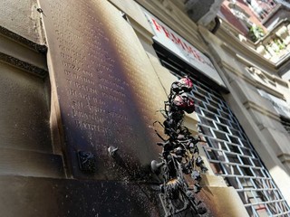La lapida danneggiata dall'incendio