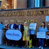 Aggressione a una 13enne, La Caramella Buona manifesta davanti al Tribunale