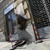 La lapida danneggiata dall'incendio